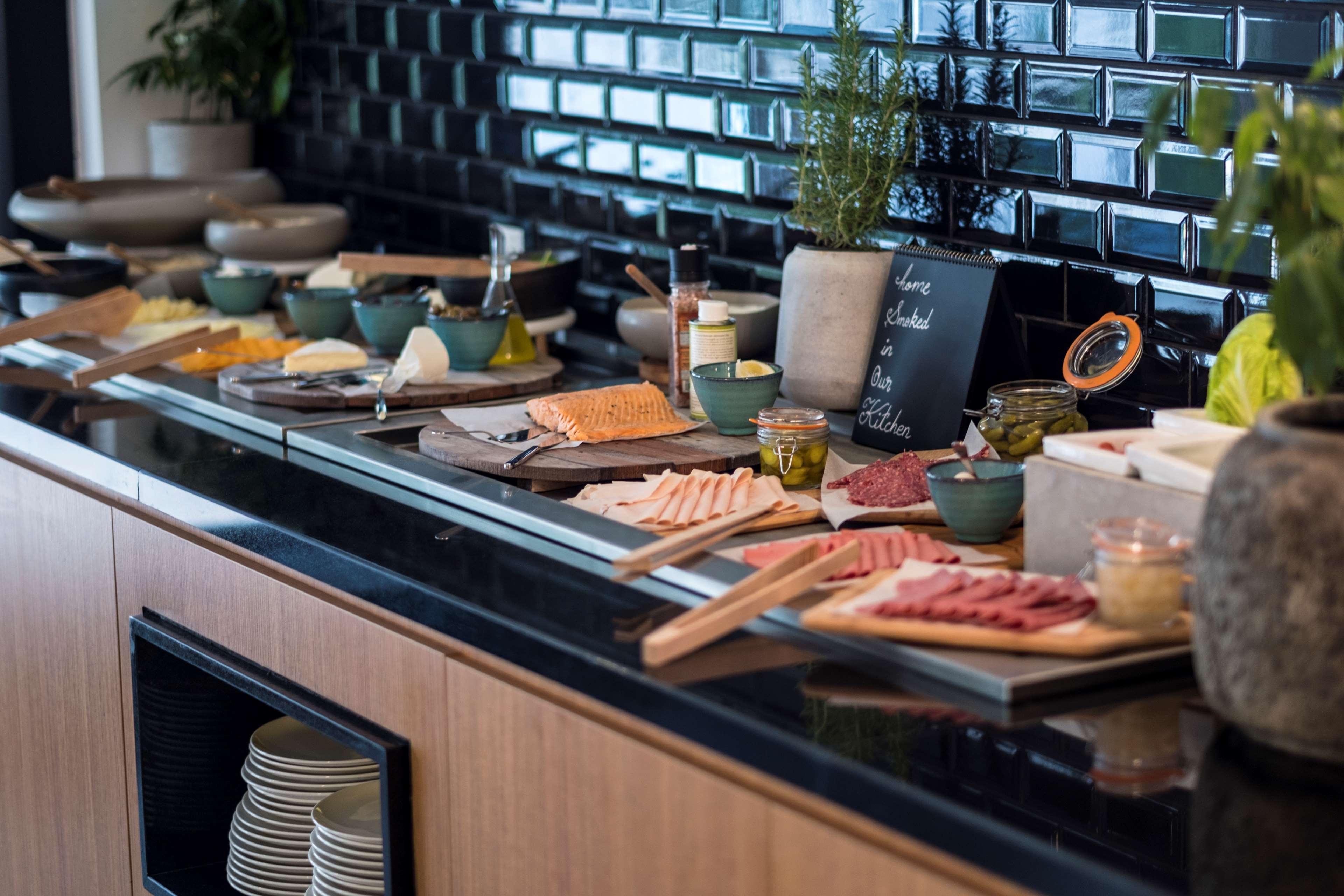 Radisson Blu Hotel, Beirut Verdun Exterior photo A buffet at a hotel