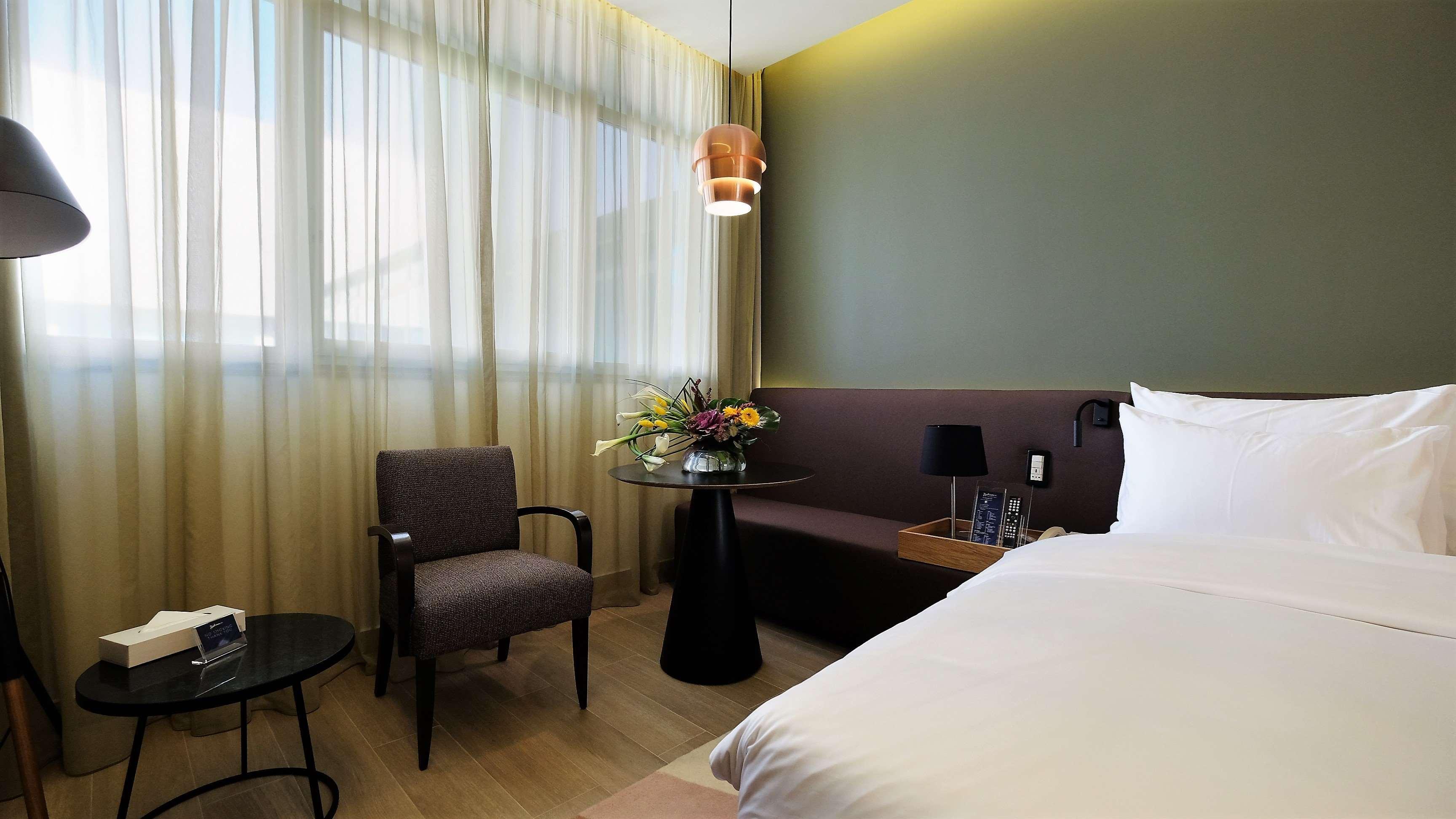 Radisson Blu Hotel, Beirut Verdun Exterior photo Deluxe Room
