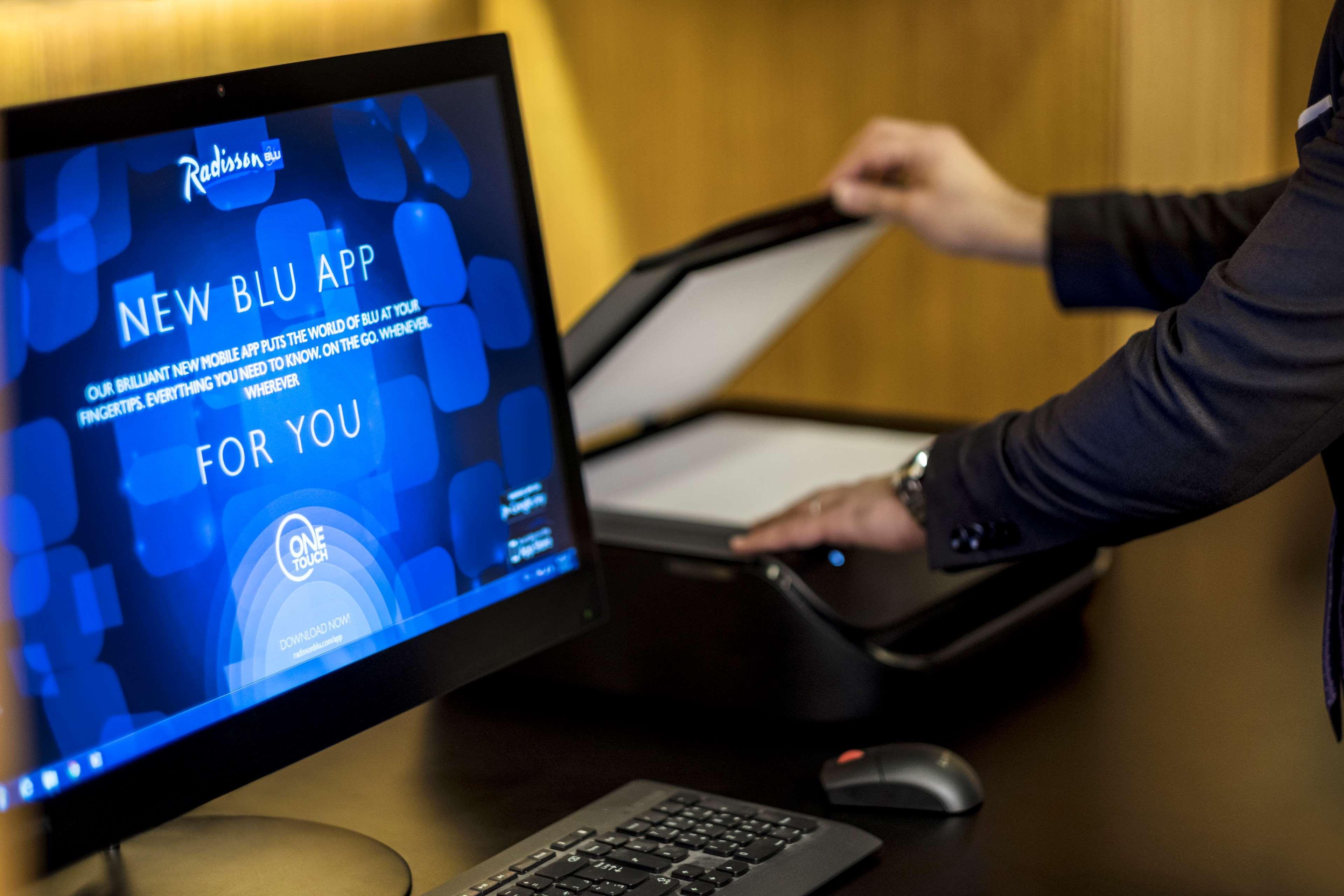 Radisson Blu Hotel, Beirut Verdun Exterior photo A printer