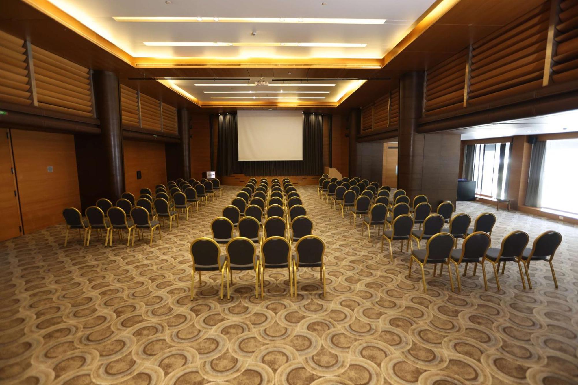 Radisson Blu Hotel, Beirut Verdun Exterior photo The Grand Ballroom